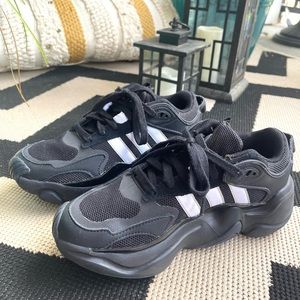 black adidas size 6.5W